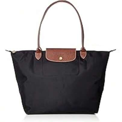 Bolso Tote Savoyette Negro de Nylon Resistente con Detalles de Piel Sintética Marrón, Solapa con Hebilla Dorada, Asas Cómodas y Cremallera Segura, Diseño Elegante y Funcional para Mujeres Profesionales, Estudiantes y Jóvenes, Ideal para Uso Diario, Trabajo, Clases, Compras, Viajes y Eventos Especiales, Regalo Premium en Celebraciones como Día de la Madre, Día de San Valentín, Navidad, Año Nuevo, Día de los Muertos, Grito de Independencia, Cyber Monday, Semana Santa, Graduaciones, Bodas, Fiestas de 15 Años, Aniversarios y Día Internacional de la Mujer