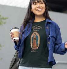 1 Camiseta Mexicana para Mujer con la Imagen de Nuestra Señora de Guadalupe |   Mary Tee |   México |   Católico |   Nuestra Señora |   Camiseta |   Fe |   Regalos Religiosos |   Camiseta unisex de manga corta de jersey 180G, cómoda para la familia, camiseta moderna estilo Y2K, lavable a máquina, camiseta de textura suave, un bonito regalo para mujeres, camiseta de cuello redondo. - Negro - Ver 2