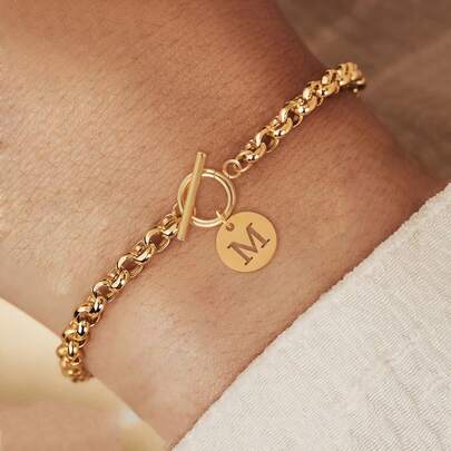1 pieza Pulsera de acero inoxidable con cadena y colgante redondo hueco de moda simple con inicial, cierre de palanca dorado para mujeres