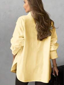 Solstice Apparel 前扣装饰金属太阳圆盘落肩翻领宽松白色女式衬衫，休闲通勤及办公穿着春季款 - 黃色 - 查看 2