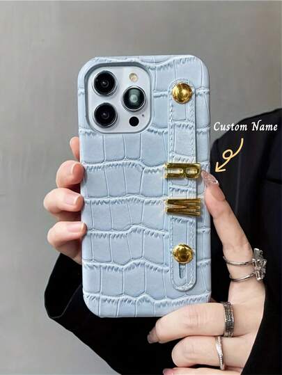 Personalized Luxury Crocodile Pattern Metal 3D Letter Leather Wristband Phone Case, Compatible With IPhone 17, 16, 15, 14, 13, 12, 11 Pro Max, 14, 15, 16 Plus, 17, Stylish Phone Cover DIY Gift, Phone Accessory