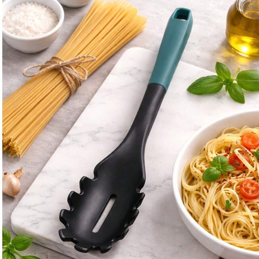Cucharón para servir pasta de nylon, diseño ergonómico con borde dentado para sujetar fácilmente los espaguetis y los fideos, resistente al calor hasta 260°C, con un mango cómodo y un orificio para colgar, tamaño 28,5 cm x 5,5 cm, ideal para utensilios antiadherentes - Ver 1