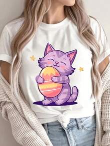 Una Camiseta Casual De Cuello Redondo Para Mujer Con Un Diseño De Un Gato Sosteniendo Un Huevo De Resurrección, Hecha De Tejido De Punto De Poliéster, Con Una Longitud Regular, Adecuada Para Todas Las Estaciones Como Una Blusa De Manga Corta. - Blanco - Ver 1