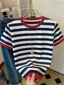 Bộ trang phục mùa hè kẻ sọc màu xanh hải quân và đỏ phối hợp cho nữ, áo thun ngắn tay cổ tròn kiểu dáng thường ngày. - Nhiều màu - Xem 2
