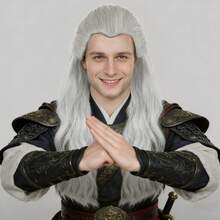 Peluca sintética de fibra resistente al calor con cabello largo ondulado plateado y blanco con línea de nacimiento natural para hombres, para fiestas, Comic Con y eventos de fantasía medieval - Gorra ajustable para la mayoría de los tamaños de cabeza - Multicolor - Ver 2