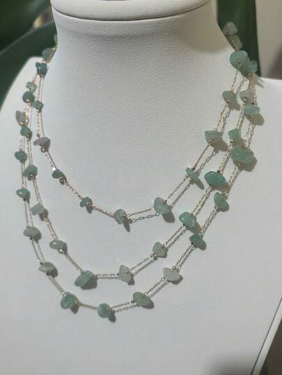 1件精美三层不对称多色天然石夸张项链（天然石大小和形状各异）