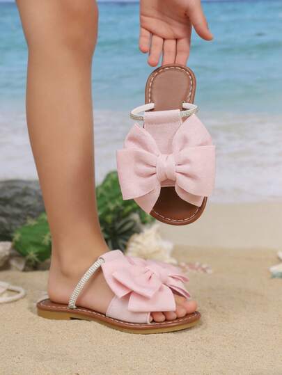 这款时尚新款儿童拖鞋采用3D立体蝴蝶结装饰和水钻点缀，柔软防滑鞋底，适合3-16岁儿童夏季穿着，可用于海滩度假、休闲外出、朋友聚会和居家休闲，展现清新甜美的公主风。