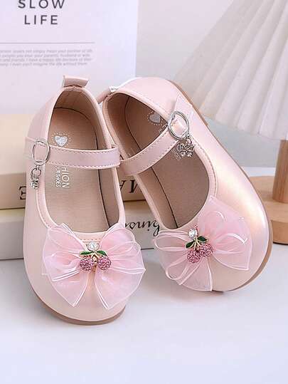 1双春夏休闲时尚婴幼儿低帮平底鞋，柔软舒适，轻便易携，适合居家、外出散步，PU皮革拼接鞋面，便捷的魔术贴搭扣。