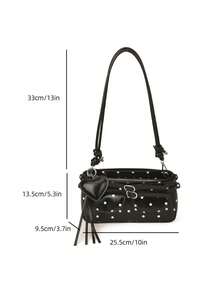 这款黑色PU皮革斜挎包饰有白色波点，采用Y2K风格设计，配有心形流苏吊坠，单肩带设计，并带有搭扣细节。包身设有多个口袋，肩带可调节。这款女士斜挎包非常适合日常使用、购物和其他休闲外出场合。 - 黑色 - 查看 8