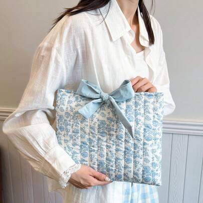 1 Pc Quilted Bow Computer Bag Blue Floral Strawberry Printed Lightweight Laptop Bag Portable Large Capacity Durable Computer Bag Travel Cosmetic Bag Storage Bag 11/13/15 Inch Apple Laptop Multifunctional Use For College And Business Travel Laptop Case Laptop Sleeve Laptop Cover Laptop Bags Water Resistant Travel Essentials Travel Stuff Laptop Bag For Men Laptop Bag For Women