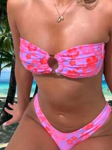 Bikini de dos piezas elegante con cintura alta y estampado de flores románticas en color rosa, que estiliza la figura - Rosa - Ver 2
