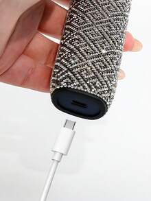一套全新东方贵族图案 IQOS ILUMA I ONE 电子烟保护套，防摔软壳，包含电子烟保护套 + 1 个拆卸工具。由彭大师设计，镶嵌 4012 颗 A 级钻石，360° 全钻设计，奢华闪耀，精致美观，是送给妈妈、女朋友、男朋友和爱人的理想礼物。 - 迴型紋 - 查看 9