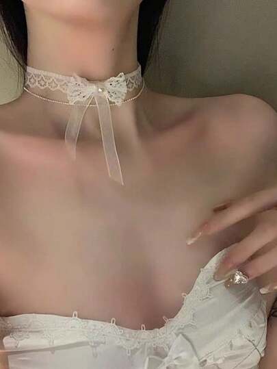 1件白色蕾丝蝴蝶结颈链，优雅简约的束缚风格女士颈部配饰