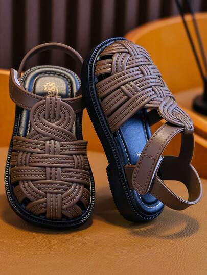 2026 Nuevas sandalias de verano para niños, sandalias de playa minimalistas de moda con puntera cerrada y protección anti-colisión para niños pequeños y bebés, versátiles y casuales