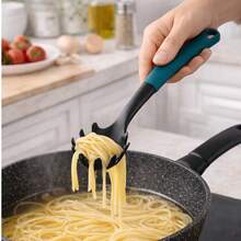 Cucharón para servir pasta de nylon, diseño ergonómico con borde dentado para sujetar fácilmente los espaguetis y los fideos, resistente al calor hasta 260°C, con un mango cómodo y un orificio para colgar, tamaño 28,5 cm x 5,5 cm, ideal para utensilios antiadherentes - Ver 2