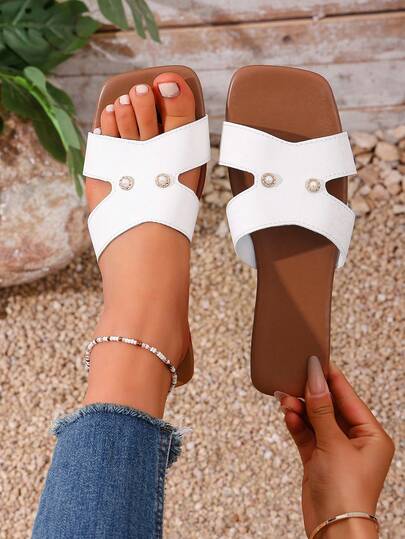 ¡La refrescante sandalia deslizante con forma de H es perfecta para salidas de verano! La parte superior en blanco puro se combina con exquisitas hebillas decorativas de metal, emanando una sensación sencilla pero de alta gama. El diseño de punta cuadrada es limpio y ajustado, con una suela suave y ligera para mayor comodidad. Combina bien con vaqueros o vestidos, desbloqueando sin esfuerzo un look elegante de todos los días al capturar la esencia de la sencillez y la despreocupación del verano.