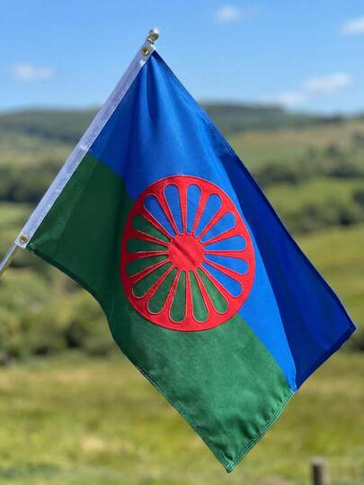 1pc 90x150cm Standard Size Vibrant Romani Flag, Outdoor Decoration For Cultural Celebrations, High-Quality Double-Sided Polyester Printing | Blue Sky And Green Land Symbolize Freedom And Migration, Red Wheel Represents Nomadic Tradition