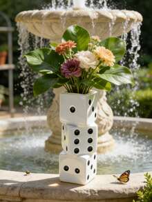 1个新奇树脂骰子花瓶 - 艺术感十足的桌面花架，室内外皆宜。这款独特的骰子造型花瓶采用优质树脂制成，融合了现代装饰风格。它非常适合摆放在厨房台面、卧室梳妆台或花园水景旁的石桌上，为空间增添亮点。它可完美容纳小型花束，成为引人注目的焦点装饰品，为休闲家居和花园增添趣味设计魅力。 - A - 查看 2