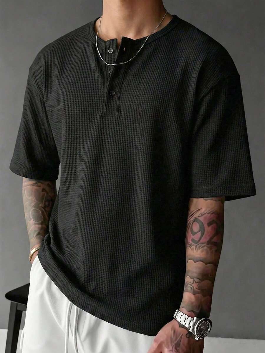 1件灰色亨利領短袖男士 Polo 衫,鈕扣門襟華夫格紋理,輕量透氣舒適,可機洗,美式街頭極簡休閒風,適合夏季日常通勤與休閒 - 黑色 - 查看 1