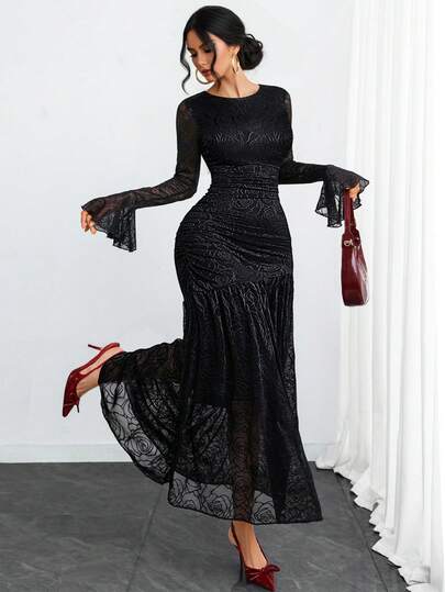 这款优雅浪漫又性感的女式连衣裙采用全衬里弹力面料制成，饰有不对称下摆、玫瑰蕾丝和花瓣袖，尽显奢华精致。适合商务会议、度假、派对和日常穿着。