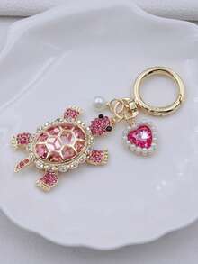 锌合金海龟吊坠钥匙扣，珍珠爱心设计，灵感源自海洋，适合情人节、母亲节、父亲节、独立日等节日，也适合海滩爱好者。可爱耐用的钥匙扣，可挂在包包上，也可作为汽车配件，是馈赠亲朋好友的理想之选。海洋动物吊坠，镶嵌水钻。 - 彩色 - 查看 12