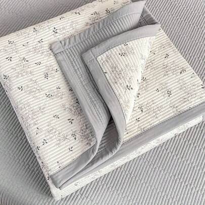 1pc Quilted Printed Bedspread, Lightweight Comforter, Fresh Floral Pattern, Fashionable Quilted Design, Multipurpose Use As Blanket Or Coverlet, Soft & Breathable, Machine Washable, Suitable For Bedroom, Guest Room, Dorm (Pillow Not Included)