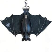 A Gothic-Style Bat-Wing Wallet – A Handmade Bat Coin Purse Made Of Synthetic Leather, Featuring An Inverted Wing Design, Equipped With A Zippered Pocket And Keychain Attachment, Suitable For Everyday Carry Or Costume Use. - 1個 - 查看 6