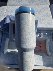 STANLEYo X LOVESHACKFANCYo 40oz / 1183ml Limited Edition Baby Bow (Peppermint Pink), Coquette Bow (Chantilly), Coquette Bow Winter Ice, Toscana Toile Alpine Blue QUENCHERs H2.0 With Straw Tumbler. Double-Wall Vacuum Insulation. Both Hot And Cold Water Can Be Kept. The Best Gift To Girlfriend, Mother, Wife, Sister, Or Good Friend. Suitable For Outdoor Activities, Travel, Camping, Work, And School. - 冬季冰色 - 查看 3