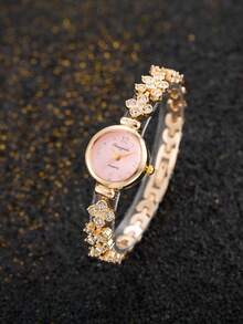 这款女士合金表带时尚奢华石英表，镶嵌水晶，黑色圆形表盘，简约优雅。适合日常佩戴、休闲聚会或正式场合。是女士生日、周年纪念日或圣诞节的理想礼物。一款优雅的女士正装腕表，是馈赠亲朋好友的完美之选。也是腕表爱好者的理想礼物。 - 金色 - 查看 2