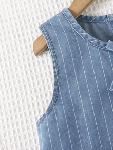 Set 2 buc. pentru fete mici, stil coreean, casual, drăguț, lejer, confortabil, la modă, energic, cu dungi verticale, simplu, cu fundă, fără mâneci, și pantaloni scurți din denim cu dungi albastre și albe, retro și elegant. - Spălare medie - Vizualizare 5