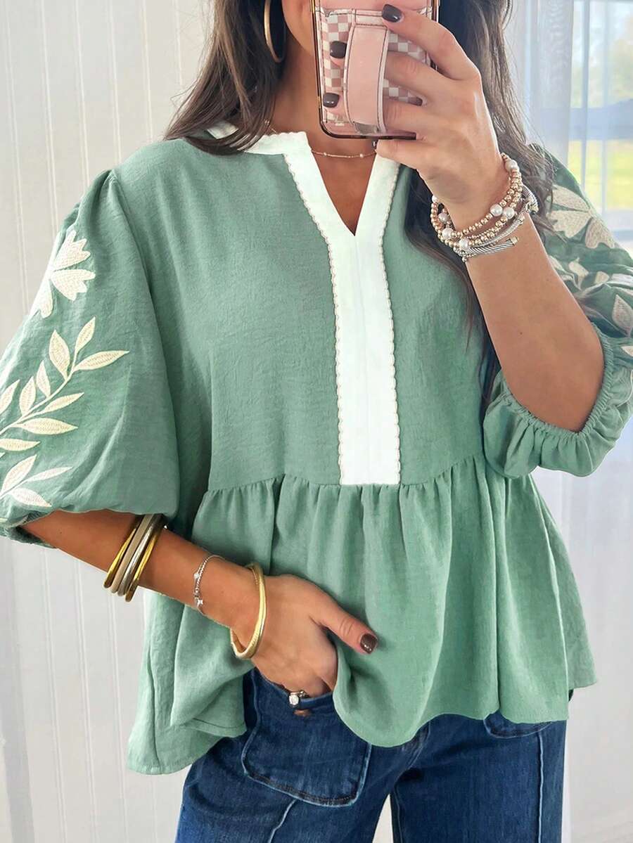 Acelitt 鼠尾草绿拼接V领花卉刺绣花瓣袖夏季上衣 - 綠色 - 查看 1