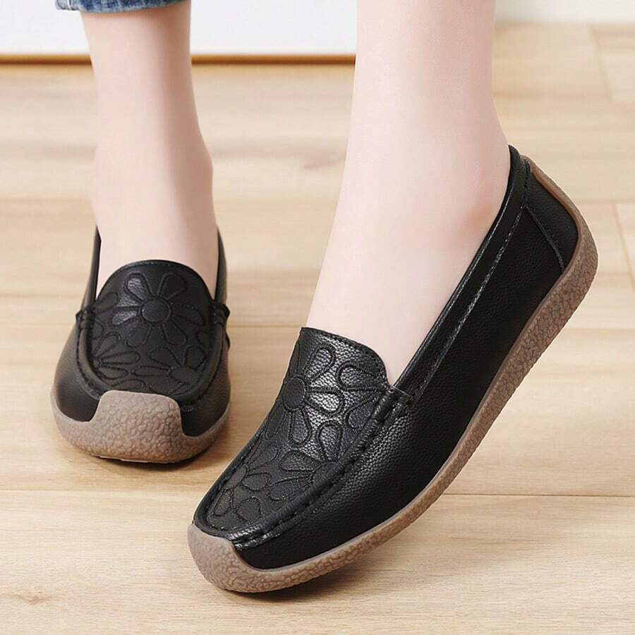 女士黑色花卉装饰乐福鞋，优雅正式，舒适软底平底鞋。手工缝制女士乐福鞋