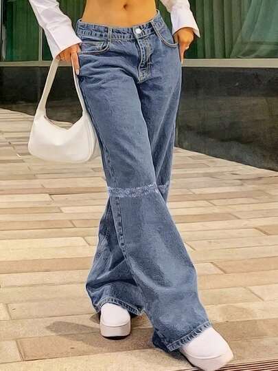 Un par de jeans clásicos rectos de cintura alta en color azul.Adecuado para cualquier ocasión, fácil de combinar. Material mezclado, cómodo y duradero.