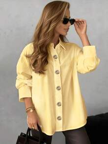 Solstice Apparel 前扣装饰金属太阳圆盘落肩翻领宽松白色女式衬衫，休闲通勤及办公穿着春季款 - 黃色 - 查看 4