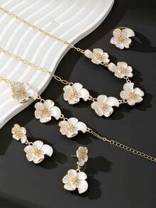1 Set Vintage Elegant Palace Style White Enamel Asymmetrical Flower Pendant Necklace, 1 Pair Earrings, 1 Ring, 1 Bracelet, Charming Jewelry Set Suitable For Women's Holidays, Parties And Daily Wear - White - View 5