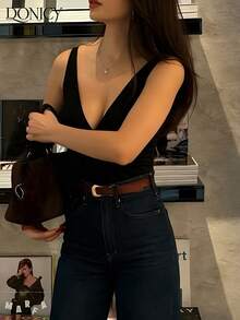 DONICY Camiseta de tirantes finos negra de escote en V para mujer, top minimalista y sexy, blusa ajustada y versátil - Negro - Ver 3