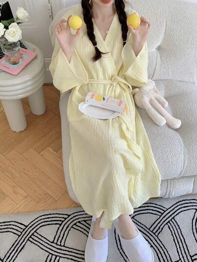 1件女士浴袍，欧美简约长袖浴袍，春秋新款米色可爱浴袍，通体黄色条纹长袖轻薄纯色睡衣家居服