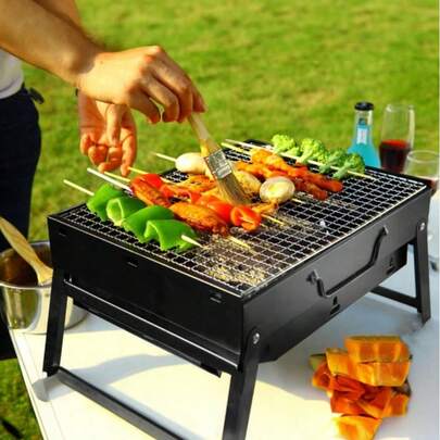 Parrilla portátil y plegable para uso doméstico, incluye brochetas y accesorios. También incluye accesorios para exteriores.