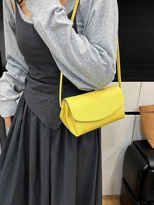 Túi xách mini đơn giản và thời trang, túi đeo vai cao cấp kiểu retro, túi đeo chéo chất lượng cao phù hợp cho nữ sinh tuổi teen, sinh viên đại học, người mới bắt đầu và nhân viên văn phòng. Rất phù hợp cho văn phòng, trường đại học, công việc, kinh doanh, đi lại, hoạt động ngoài trời, du lịch và các hoạt động ngoài trời khác. - Màu vàng - Xem 3