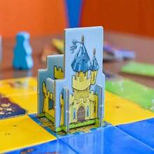 Kingdomino 是一款适合 14 岁及以上玩家的策略棋盘游戏，具有互动式游戏玩法、色彩缤纷的城堡积木和多语言说明书，是家庭聚会、节日礼物、团体娱乐、社交游戏、引人入胜的设计和耐用积木的完美选择。 - 彩色 - 查看 8