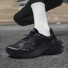 Under Armour 男士新款 Velociti 缓震长距离跑鞋 - 黑色 - 查看 11