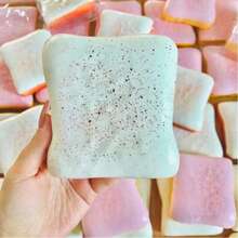 1个超柔软奶油吐司造型挤压玩具，缓解压力，是生日、节日、圣诞节、万圣节的完美礼物 - 彩色 - 查看 7