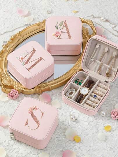 1 件装粉色 A-Z 字母首饰盒，女士款，优雅字母印花多隔层首饰收纳整理盒，采用优质 PU 皮革材质，时尚翻盖设计，安全闭合，大容量便携旅行盒，可收纳戒指、耳环、项链、手链、手表等。
