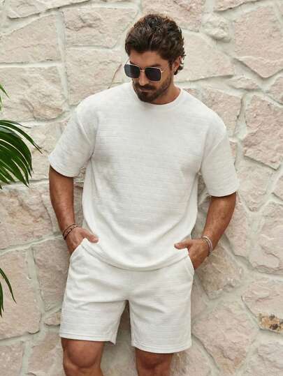 Bộ đồ nam mới, chất liệu vải jacquard, họa tiết sọc ngang dọc, cổ tròn, tay ngắn, gồm áo thun và quần short, kiểu dáng đơn giản và lịch lãm, thích hợp cho mùa hè.