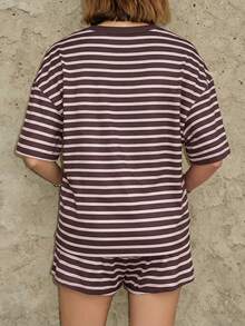 两件套条纹套装，宽松露肩T恤+抽绳短裤，优雅度假复古美式Y2K休闲套装 - 棕色 - 查看 4