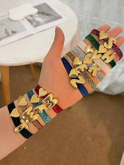 سوار مطاطي مرصع بالترتر الملون مستوحى من طراز Y2K مع طقم سحر قلب حرف نحاسي. مثالي للخروجات اليومية والحفلات والهدايا والأناقة الشارعية. مجوهرات نسائية عصرية وفريدة تتميز بإكسسوارات حرفية ملونة. مثالي لاحتفالات رمضان (قد تسقط الترتر).