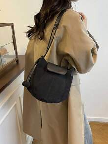 Túi đeo vai nắp gập bằng da lộn màu trơn, kiểu dáng giản dị và đa năng, trang trí bằng quả cầu tròn treo, phù hợp cho nữ giới trẻ, sinh viên, người mới vào nghề và nhân viên văn phòng. Rất thích hợp cho văn phòng, trường đại học, công việc, kinh doanh, đi làm, hoạt động ngoài trời, du lịch và dã ngoại. - màu đen - Xem 5