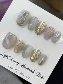 10片手绘短椭圆形闪亮高端贝壳美甲贴纸，打造梦幻海滩主题，完美契合春夏氛围。甜美优雅。采用浅紫色和薄荷绿大理石纹理，点缀金色闪粉、闪亮金色镜面粉、贝壳形尖端和3D水波纹。可佩戴的美甲套装。手工制作的按压式美甲贴片。 - 彩色 - 查看 1