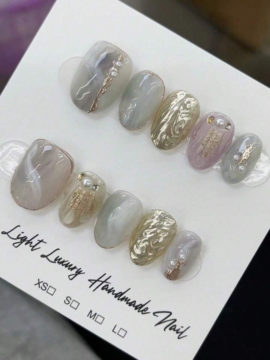 10片手绘短椭圆形闪亮高端贝壳美甲贴纸，打造梦幻海滩主题，完美契合春夏氛围。甜美优雅。采用浅紫色和薄荷绿大理石纹理，点缀金色闪粉、闪亮金色镜面粉、贝壳形尖端和3D水波纹。可佩戴的美甲套装。手工制作的按压式美甲贴片。 - 彩色 - 查看 1