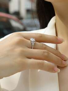 925纯银莫桑石戒指，低过敏性，订婚/结婚戒指，简约设计，百搭日常佩戴，情人节、生日、婚礼礼物佳选，附赠礼盒和证书 - 銀色 - 查看 4